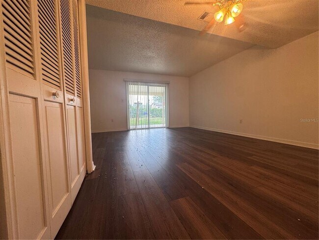 Foto del edificio - 221 S Cypress Way