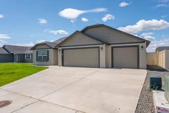 Building Photo - 216 Newfield Dr