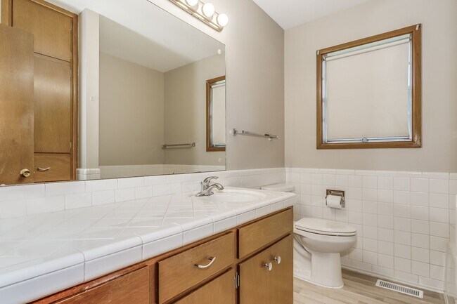 Foto del edificio - Spacious 3 bedroom 2 bath Duplex ***1/2 off first month's rent!!!***