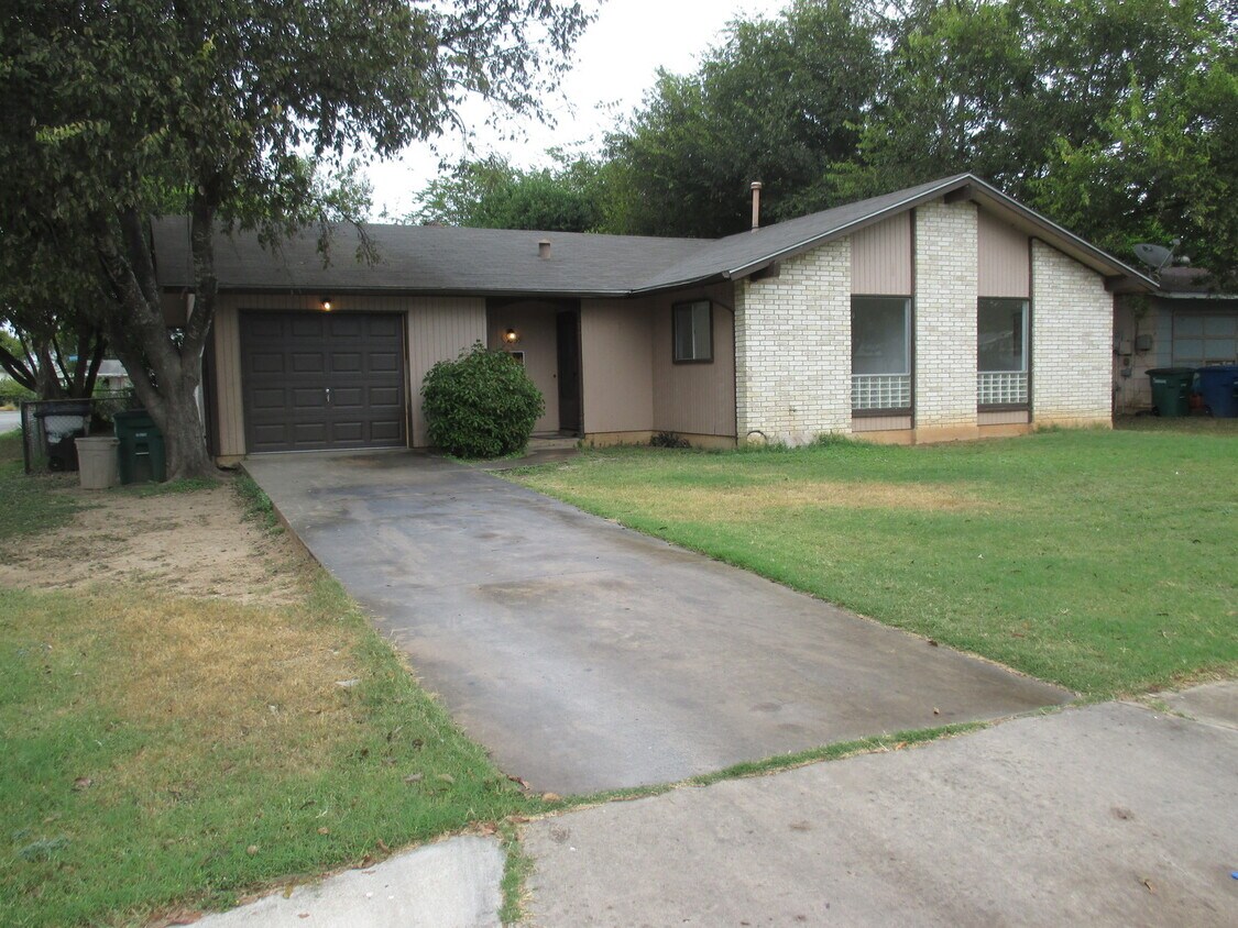 Primary Photo - Nice 3 Bedroom / 1.5 Bathroom Home