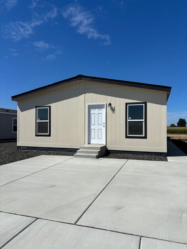 Building Photo - 2681 E Edison Ave