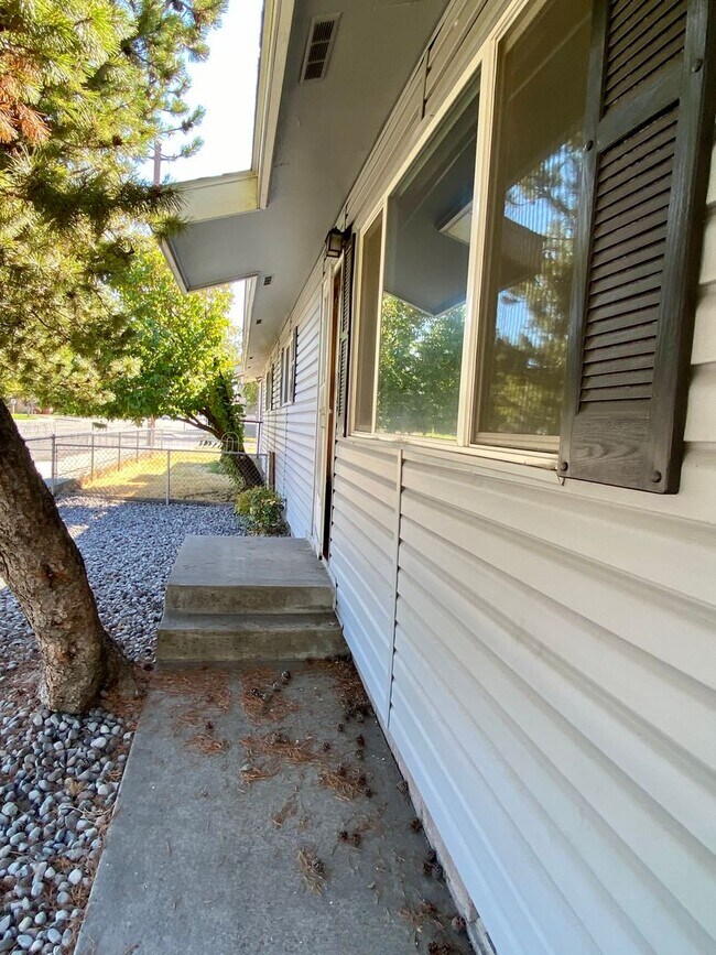 Foto del edificio - Well Kept 2bdrm, 1 bath duplex with fenced yard and carport