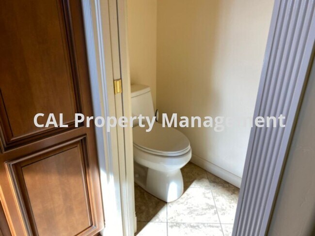 Building Photo - Unique 4 bed/ 3.5 Bath Home in South Salin...
