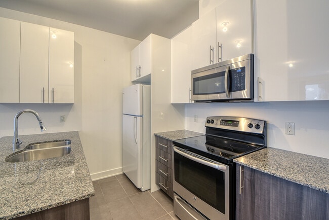 Building Photo - 3571 Rue Saint-Dominique