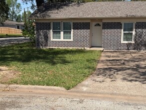 Building Photo - 2501 Maple St