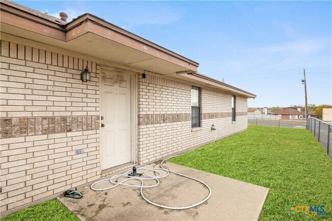 Building Photo - 3210 Raven Dr