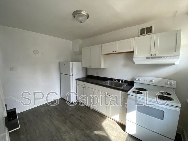 Building Photo - 28 E Maple St