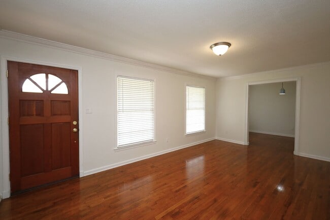 Building Photo - 910 Maplewood Dr