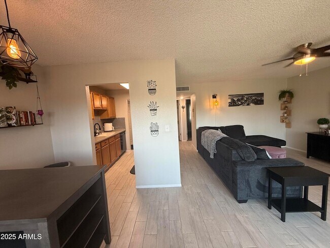 Foto del edificio - 7550 N 12th St