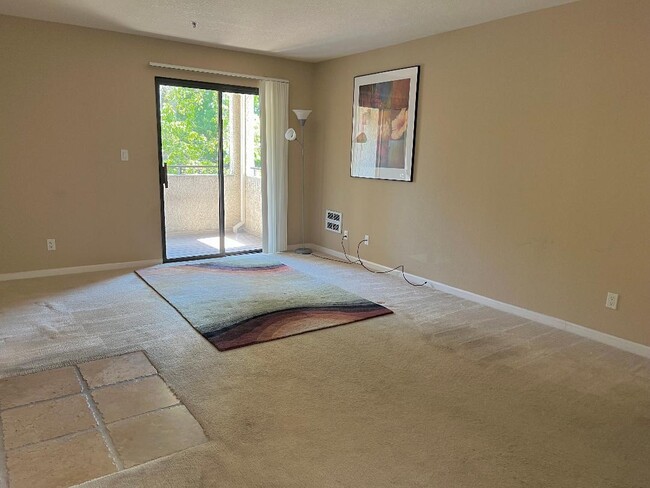 Living room - 880 E Fremont Ave