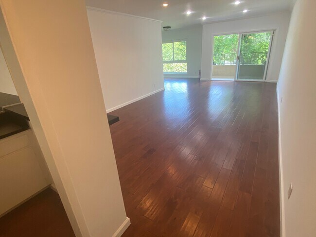 Foto del edificio - 1203 N Sweetzer Ave
