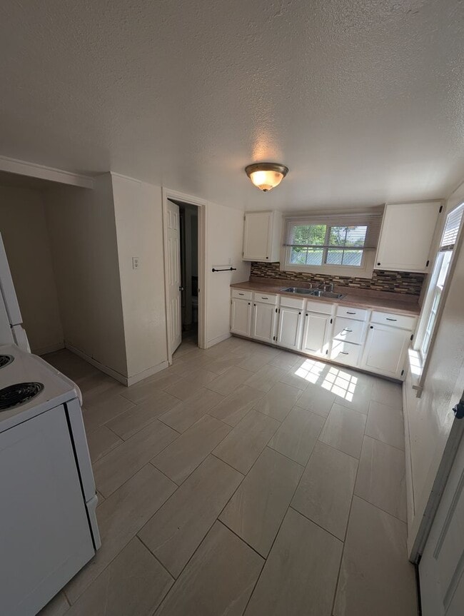 Building Photo - 2 Bedroom 1 Bath- Home