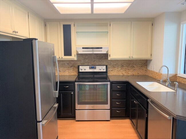 Building Photo - 1122 Woodside Rd