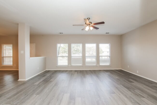 Building Photo - 121 Castle Dr