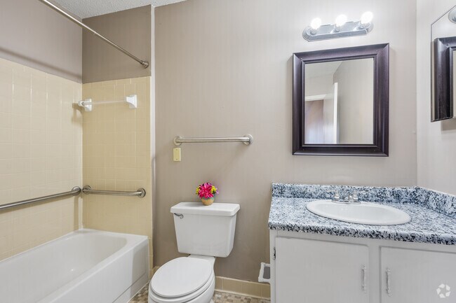 2 habitaciones, 2 baños, 921 pies cuadrados, baño principal - Magnolia Apartments
