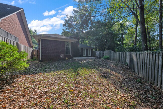 Foto del edificio - 2101 Fox Ridge Rd