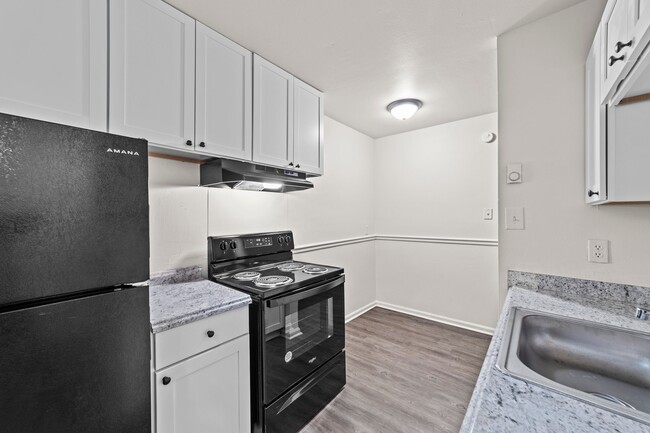 2 Bed, 1 Bath Townhome - Renovated - The Oaks Gate City