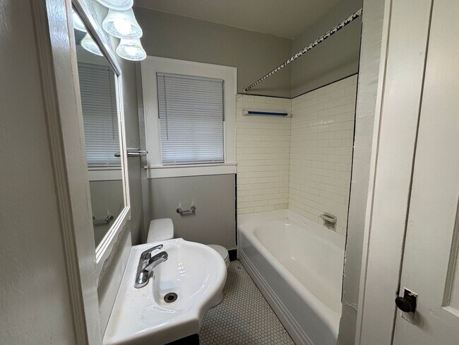 Building Photo - Cute 1 bedroom 1 bath duplex