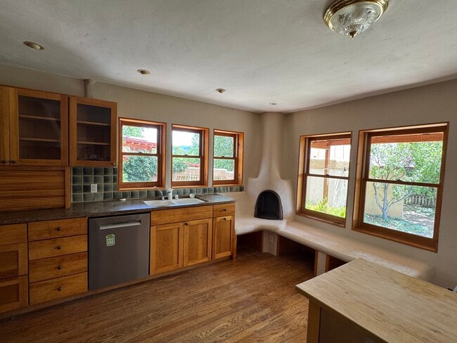 Kitchen - 1706 W Alameda St