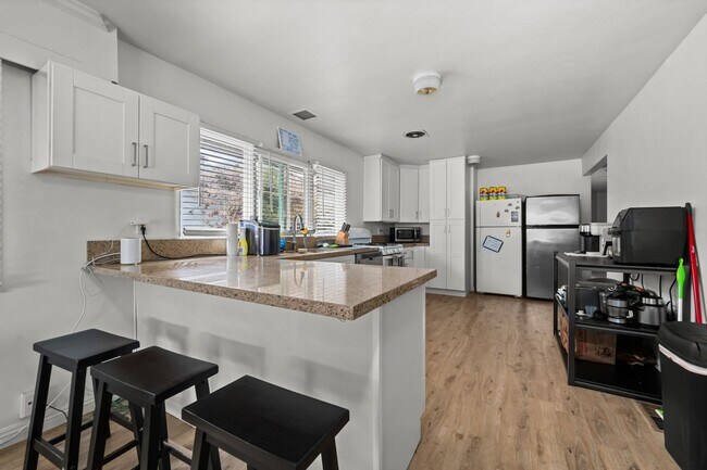 Foto del edificio - 2 kitchens + no back house!