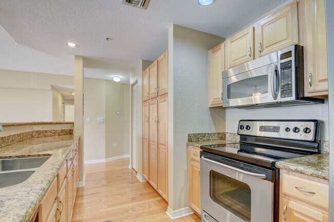 Building Photo - 1805 N Flagler Dr