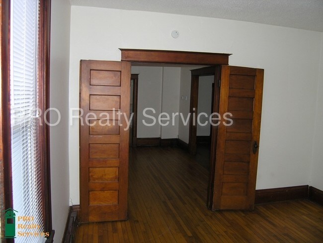 Building Photo - Vintage Urban STUDIO Apartment!