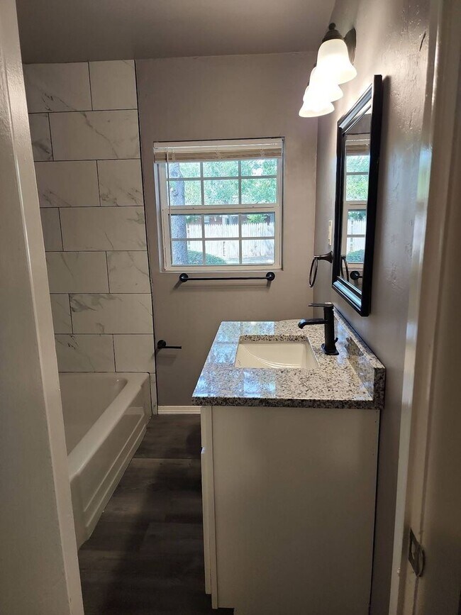 Foto del edificio - Welcome to 3037 NW 65th St, a charming 3-b...