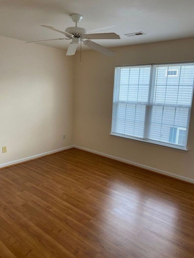 Building Photo - Spacious 2 Bedroom Townhouse in Nevin Cree...