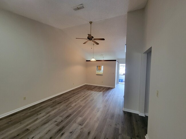 Building Photo - $1200 - 2/2 - Jefferson Square Apartment -...
