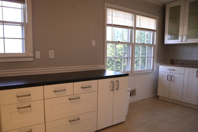 Foto del edificio - Tucker 4 Bedroom Beauty!  Hardwoods Floors...