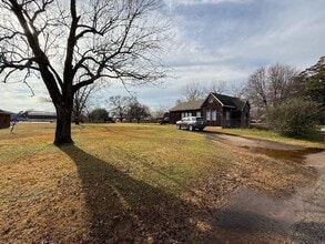 Building Photo - 642 N Love