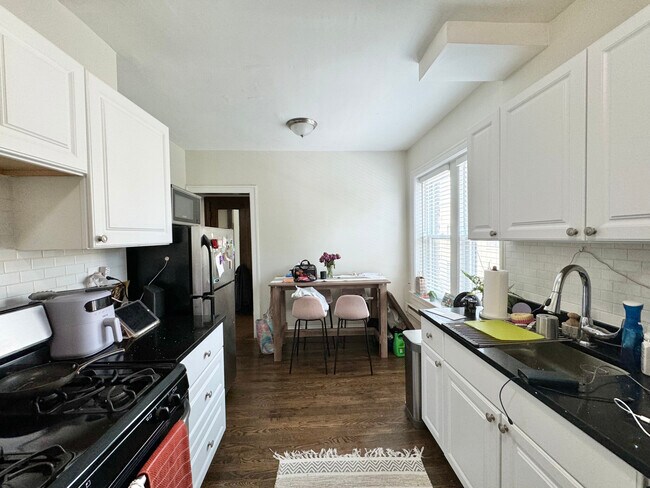 Foto del edificio - 3825 N Greenview Ave