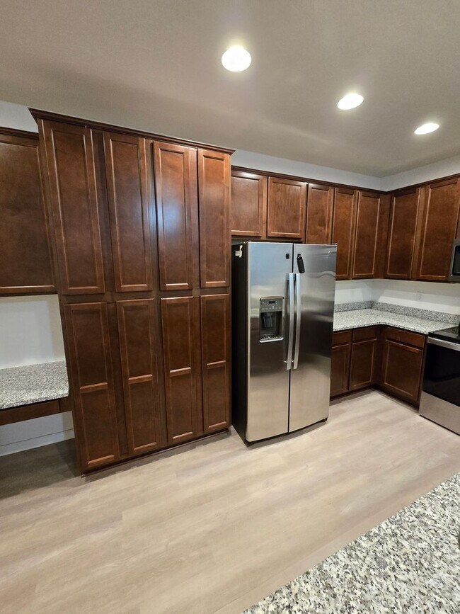 Foto del edificio - 5566 Cherry Ln