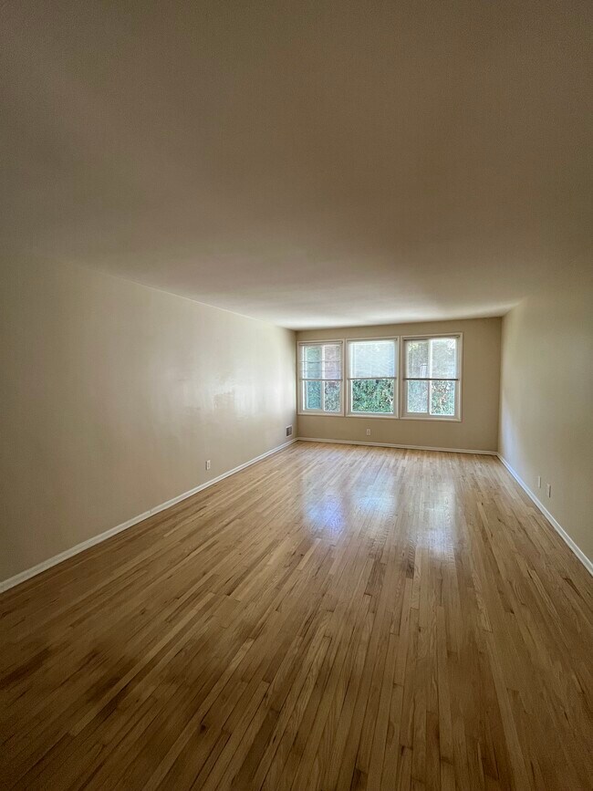 Building Photo - 446 Landfair Ave
