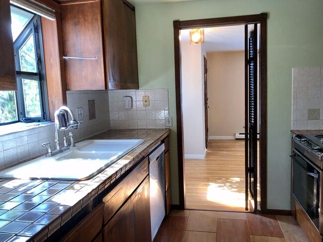 Building Photo - North Seattle Home w/ Swimming Pool & AC