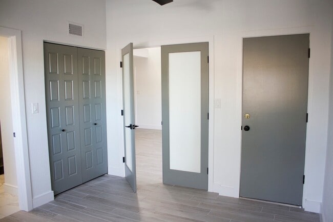 Building Photo - Gorgeous 2 bedroom, 2 bathroom second floo...