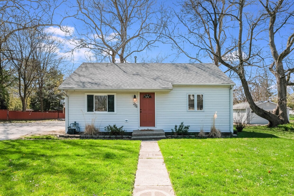 Primary Photo - 2 Bed, 1 Bath House in Savoy - AVAILABLE M...