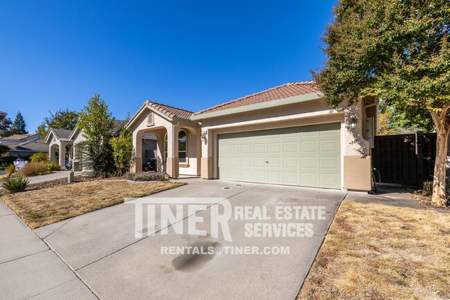 Building Photo - Beautiful Roseville Home- Pet Friendly