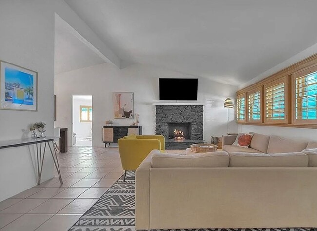 Building Photo - Stylish Palm Springs Home with Indoor-Outdoor Living