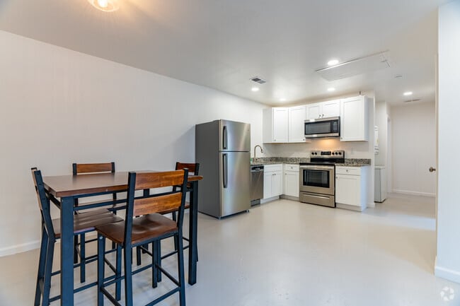 1BR, 1BA - 650SF - Kitchen - Timberline Flats