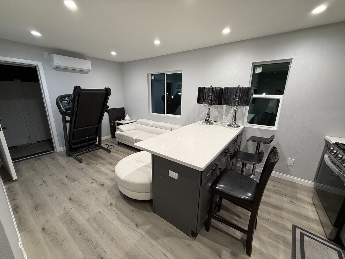 Foto principal - 7600 Coldwater Canyon Ave