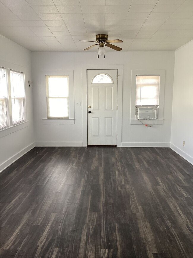 Building Photo - Freshly painted rooms in cute 2 bedroom home on quiet street!  Pets welcome!