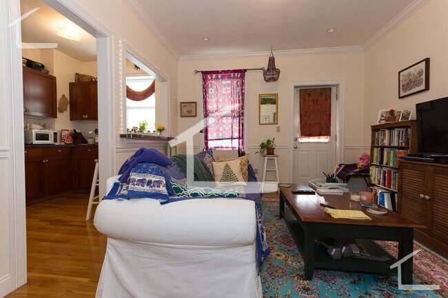 Building Photo - Beautiful, sunny, renovated 1 bed near Gre...