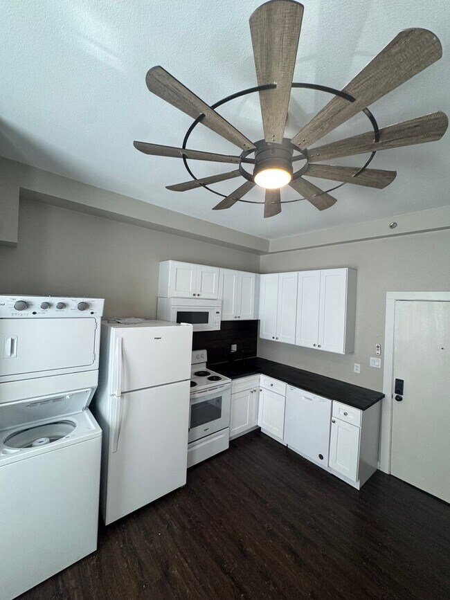 Foto del edificio - ***Price Reduction AND $500.00 off deposit***  1/1 with a private entrance & deck located on the ...