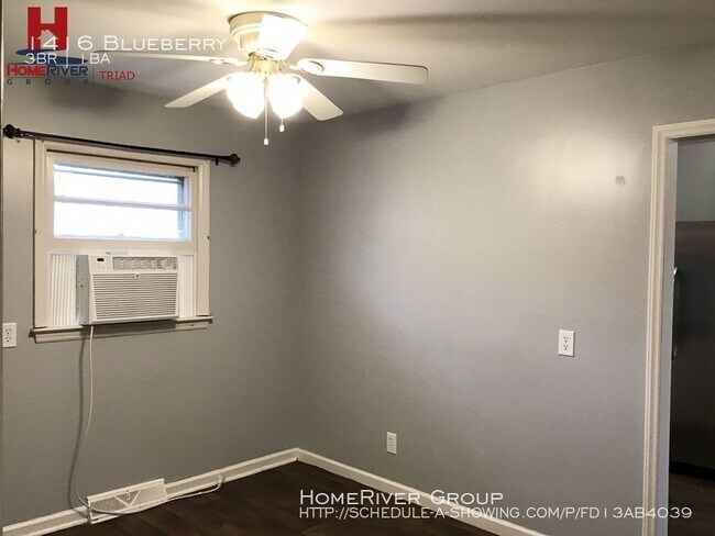 Foto del edificio - 3 Bedroom Available Now!!