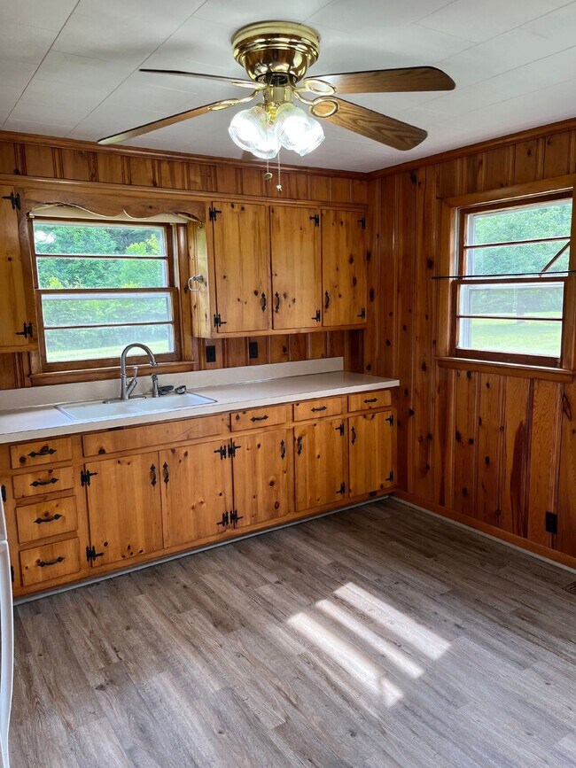 Building Photo - Charming 2-Bedroom Home in Smithville, Tn ...