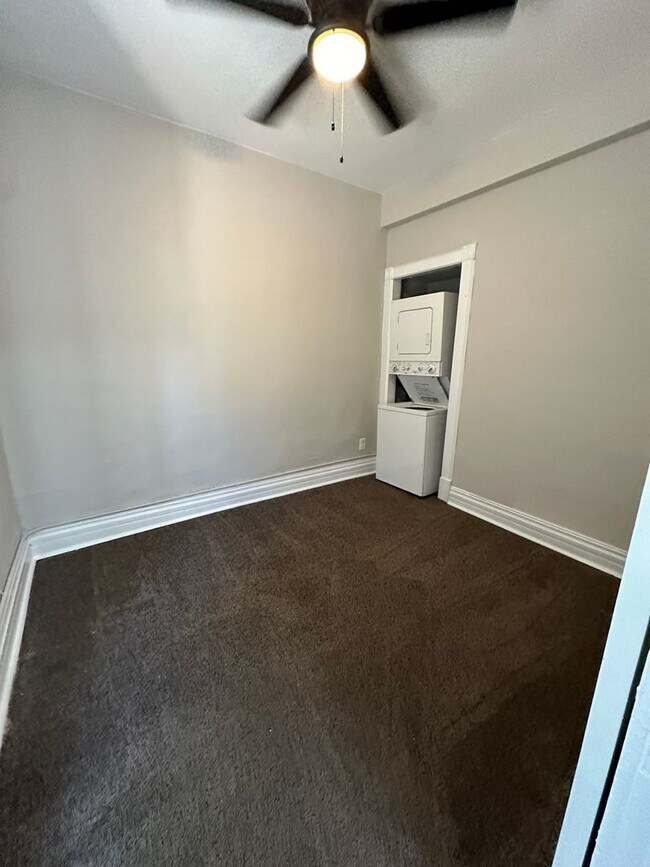 Building Photo - Move into this beautiful 2 bed 1 bath apar...