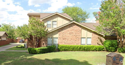 Building Photo - 6426 Lago Vista Dr