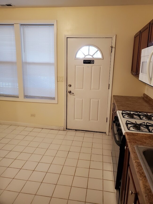 Cocina - 3036 N Drake Ave