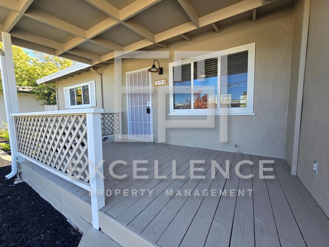Building Photo - Freshly Updated, New Kitchen, Refinished R...